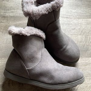 Girls size 5 grey boots, worn twice. Like new!